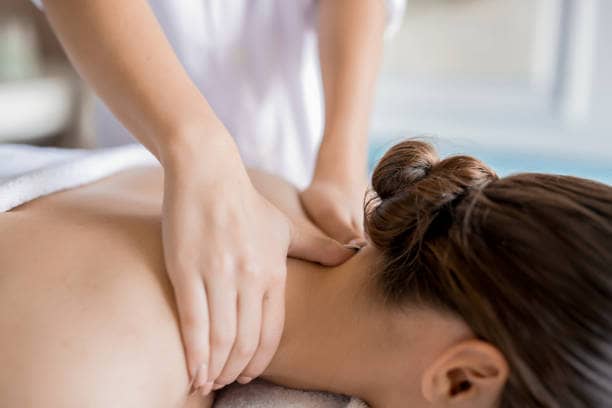 làm gì khi cứng cổ